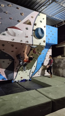 TETAP BERLATIH: Atlet panjat tebing Berau saat berlatih beberapa waktu lalu.