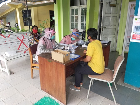 BUTUH GEDUNG BARU: Petugas saat melayani masyarakat yang hendak berobat di Puskesmas Tanjung Redeb beberapa waktu lalu.