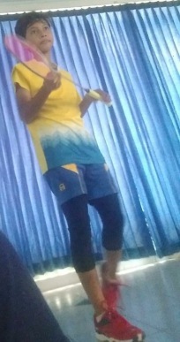 LATIHAN MANDIRI: Atlet junior bulu tangkis PB Trans Borneo Junior belum bisa melakukan latihan rutin di gedung.