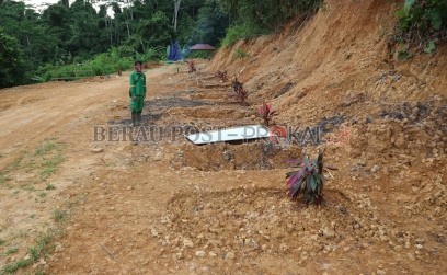 Lahan pemakaman Covid-19 butuh perluasan mengingat kasus meninggal dunia karena Covid-19 terus bertambah.