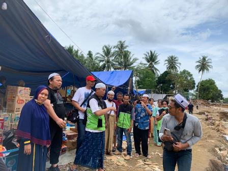 SERAHKAN BANTUAN: Rombongan KBB-KT Kabupaten Berau saat menyalurkan bantuan kepada korban bencana di Kalimantan Selatan.