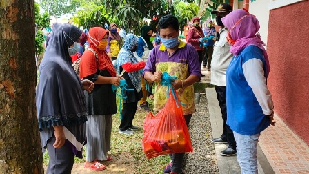 CEGAH CORONA: Petugas Pasar SAD saat mendapatkan pembagian masker, agar terhindar dari penyebaran Covid-19.