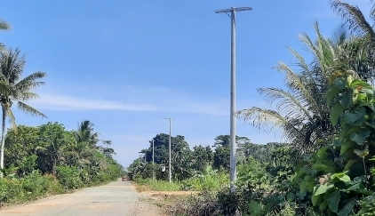 MULAI BERDIRI: Sejumlah jaringan listrik menuju tiga kampung di wilayah pesisir selatan Berau mulai berdiri.