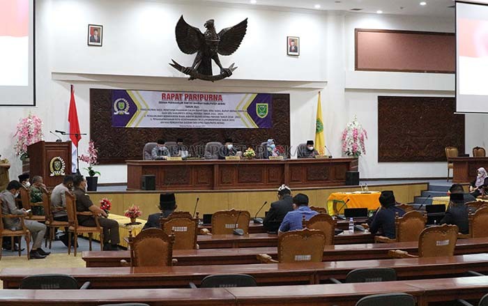 PENGUMUMAN BUPATI TERPILIH: Ketua DPRD Berau, Madri Pani, memimpin rapat paripurna pengumuman penetapan Bupati dan Wakil Bupati Berau terpilih dan pengumuman berakhirnya masa jabatan bupati Berau periode 2016-2021.