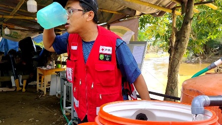 SIAP MINUM: PMI Berau membantu tempat penampungan air untuk memaksimalkan produksi air bersih di lokasi ini. Setelah diproduksi, air sungai di lokasi ini pun bisa langsung diminum.