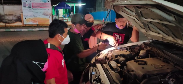 INSIDEN: Mobil tim PMI sempat tumbang setelah menanjak Gunung Rambutan.