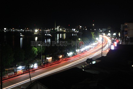PEMBATASAN KEGIATAN: Salah satu lokasi titik kumpul masyarakat dan pedagang kaki lima pada malam hari yakni di Tepian Jalan Ahmad Yani, TanjungRedeb.