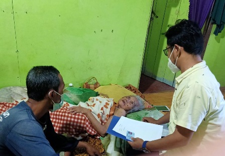 JEMPUT BOLA: Petugas Disdukcapil Berau saat melaksanakan kegiatan jemput bola terhadap masyarakat lansia.