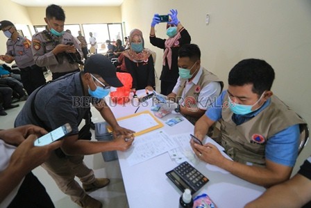 BLT: Penyaluran BLT yang dilaksanakan di bulan April tahun lalu.