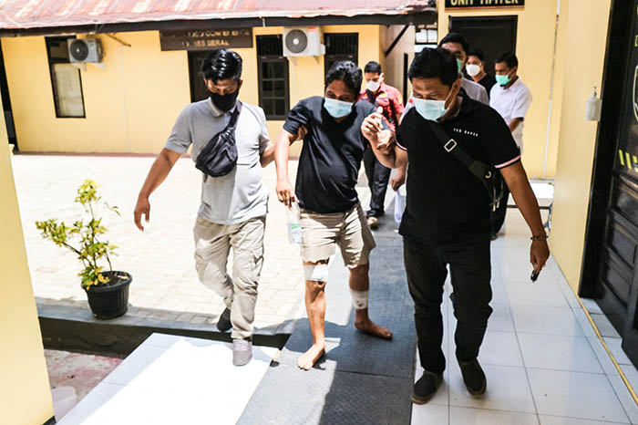 PELAKU PEMBUNUHAN: Fs saat diamankan polisi pada Rabu (28/10) tahun lalu.