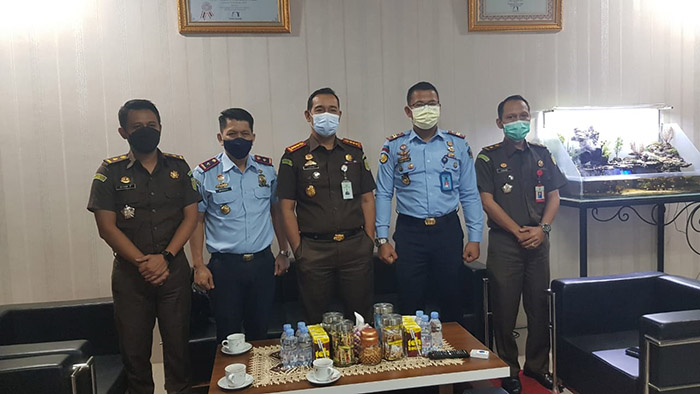 SILATURAHMI: Untuk menjaga sinergitas, Kepala Rutan Kelas IIB Tanjung Redeb, serta Kepala Imigrasi Berau berkunjung sekaligus bersilaturahmi dengan Kajari Berau, Selasa (8/2).