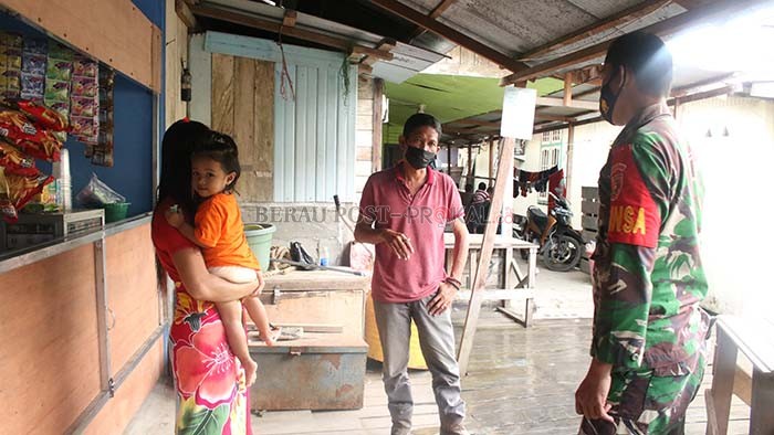 BERI PERINGATAN: Satgas bersama Lurah Karang Ambun Arif Mullyono, menyusuri sejumlah indekos maupun kontrakan, mengingatkan agar setiap penghuni baru melaporkan diri khususnya ke ketua RT setempat.