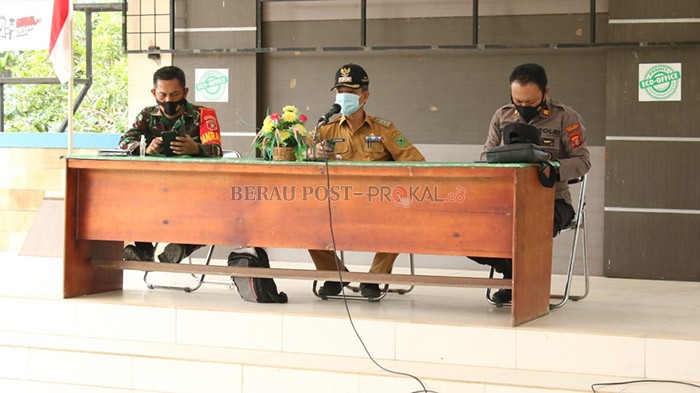 EVALUASI: Camat Tanjung Redeb Syahrani (tengah) memimpin rapat evaluasi penaganan Covid-19 di wilayahnya, kemarin (15/2).