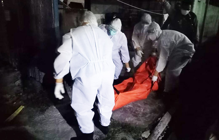 PROSES EVAKUASI: Petugas BPBD Berau saat melakukan evakuasi jenazah Nurdin dari rumah kos di kawasan Jalan Ramania, Tanjung Redeb, Minggu (15/2).