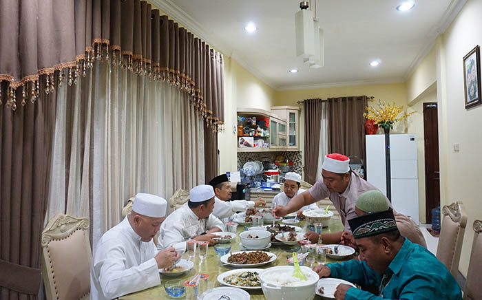 PUASA RAMADAN: Agus Tantomo makan bersama beberapa ASN saat menggelar buka puasa bersama di rumah dinas wakil bupati, beberapa tahun lalu.