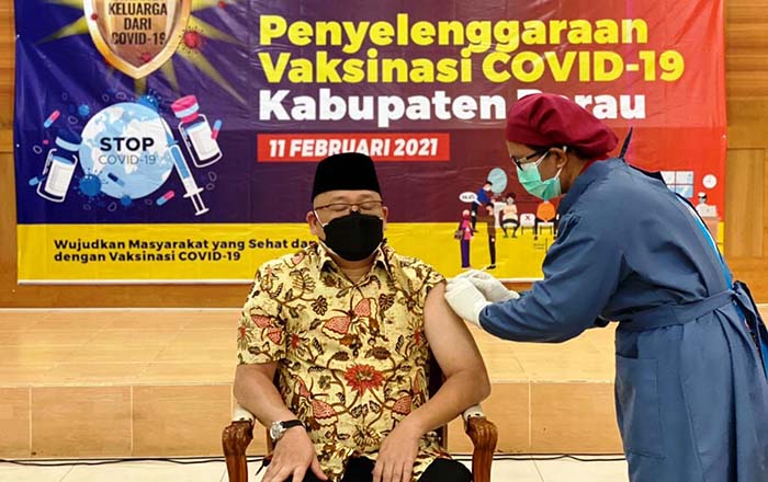 VAKSINASI: Bupati Berau, Agus Tantomo, saat menerima suntikan vaksin dosis kedua, belum lama ini. Sementara vaksinasi tahap dua untuk pelayan publik direncanakan mulai Maret mendatang.
