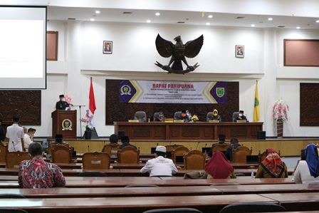 SIDANG PARIPURNA: Sebanyak 8 raperda diusulkan menjadi perda pada rapat paripurna di gedung DPRD Berau, (16/2). Selain itu, rapat paripurna ini juga sekaligus menjadi rapat paripurna terakhir bagi Agus Tantomo sebagai Bupati Berau.