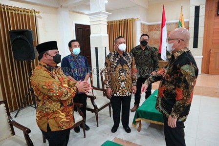 PAMIT: Agus Tantomo menyapa Ketua DPRD Berau, Madri Pani (paling kiri), saat acara ramah-tamah di akhir masa jabatan bupati Berau, Selasa (16/2) malam.