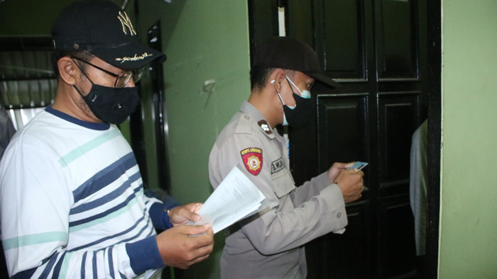 DISIDAK: Satgas RT 12, Kelurahan Karang Ambun saat melakukan sidak di indekos dan kontrakan.