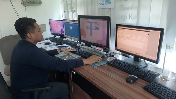 DETEKSI: Personel BMKG Berau saat memantau perkembangan cuaca.