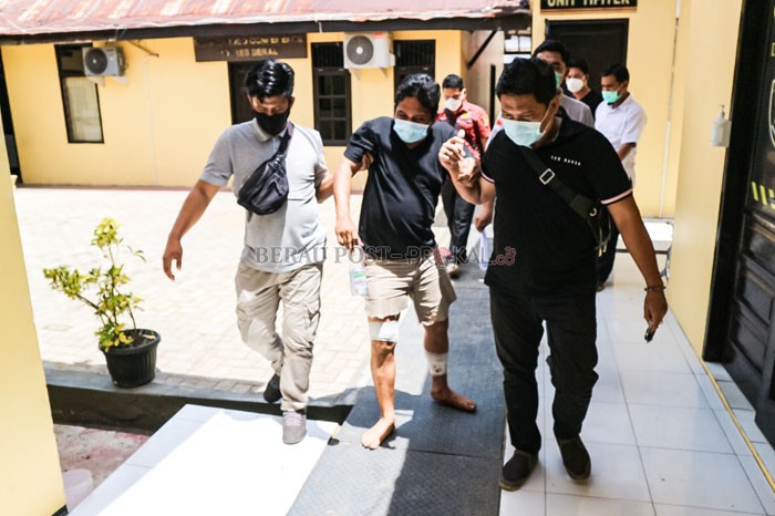 MASUK PERSIDANGAN: Terdakwa saat masih menjalani pemeriksaan dan ditahan di Mapolres Berau, tahun lalu.