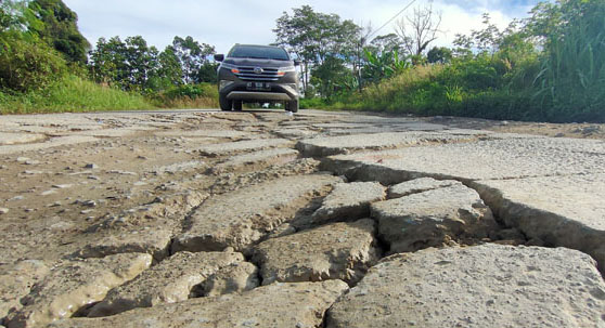 RETAK-RETAK: Salah satu titik kerusakan parah di poros Merasa-Kelay.