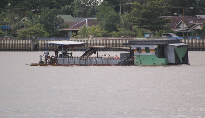 TERKENDALA IZIN: Aktivitas penambangan pasir masih terkendala izin. Kini perizinan tambang golongan C diambil alih pemerintah pusat.