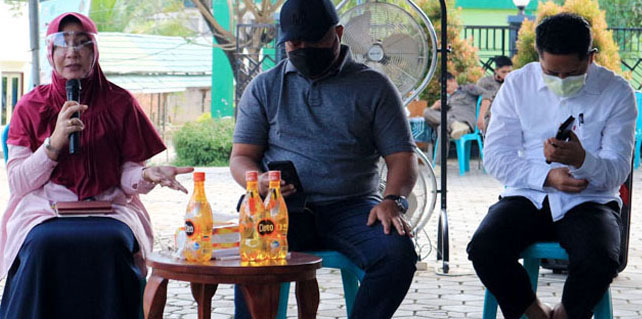 SILATURAHMI: Bupati Berau Sri Juniarsih dan Wakil Bupati Gamalis, saat berdiskusi dengan sejumlah wartawan di rumah pribadi bupati di Jalan Al Bina, Tanjung Redeb, kemarin (28/2).