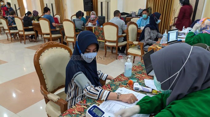 VAKSIN: Bupati Berau, Sri Juniarsih, mengikuti pemeriksaan kesehatan sebelum menerima suntikan vaksin Covid-19 dosis pertama, kemarin (6/3).