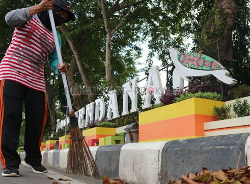 PEKERJA DLHK: Seorang pekerja dari DLHK melaksanakan rutinitasnya menyapu jalan di kawasan Tanjung Redeb.