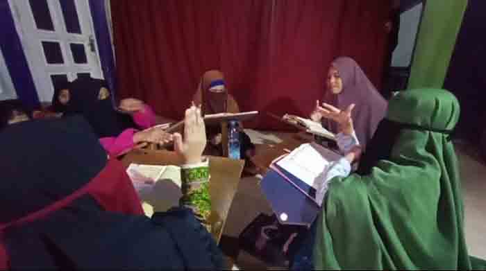 BELAJAR BERSAMA: Ummi Salmia bersama beberapa santrinya saat menghafalkan ayat-ayat suci Alquran.