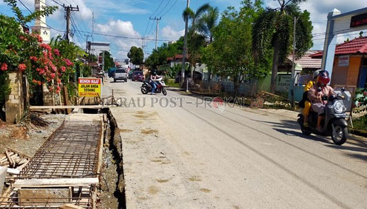 DITINGKATKAN: Penanganan Jalan Pulau Semama yang merupakan salah satu dari program DPUPR pada tahun 2020.