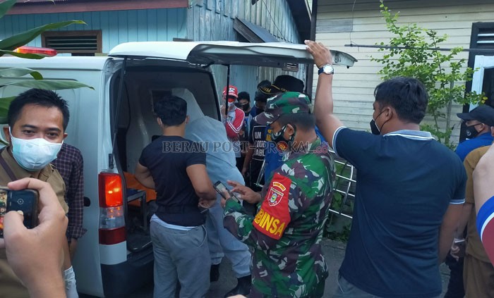 PENEMUAN MAYAT: Tim dari Badan Penanggulangan Bencana Daerah (BPBD) Berau mengevakuasi jenazah Ar (22) sesuai prosedur protokol kesehatan (15/3).