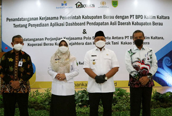 KERJA SAMA: Bupati Berau Sri Juniarsih Mas (dua kanan), didampingi Wakil Bupati Berau Gamalis (kanan), beserta  Direktur Utama Bankaltimtara Muhammad Yamin (kiri), Kepala OJK Regional IX Kalimantan Riza Aulia Ibrahim (tiga kiri), dan Kepala OJK Kaltim Mad
