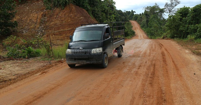 PENGHUBUNG SEMENTARA: Jalur alternatif penghubung Kampung Gurimbang, Tanjung Perangat, dan Sukan Tengah, sudah bisa dilintasi pengguna kendaraan kemarin (27/3).