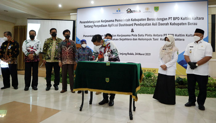 KERJA SAMA: Bupati Berau Sri Juniarsih Mas (dua kanan), didampingi Wakil Bupati Berau Gamalis (kanan), beserta  Direktur Utama Bankaltimtara Muhammad Yamin (dua kiri), Kepala OJK Regional IX Kalimantan Riza Aulia Ibrahim (empat kiri), dan Kepala OJK Kalti