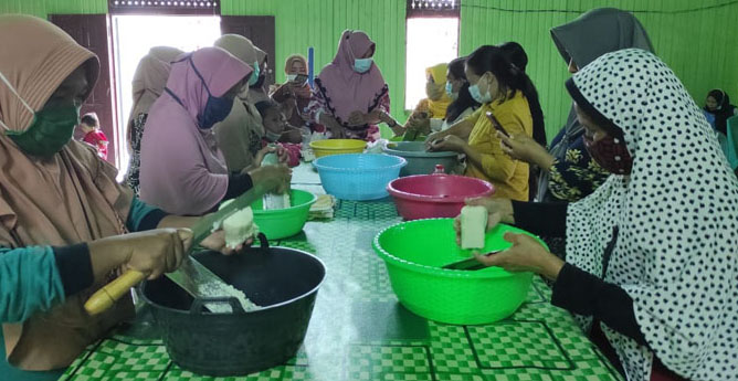 PRODUK BARU: PT Berau Coal menggelar pelatihan pengolahan produk baru di Kampung Inaran berupa rengginang berbahan dasar singkong beberapa waktu lalu.