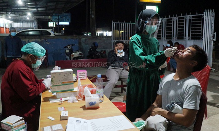 JADI ACUAN: Masyarakat saat melakukan rapid antigen di Klinik Kasih Sehat di Jalan HARM Ayoeb, tadi malam. Saat ini, hasil rapid antigen sudah menjadi acuan dalam pergerakan angka kasus Covid-19 di Berau.