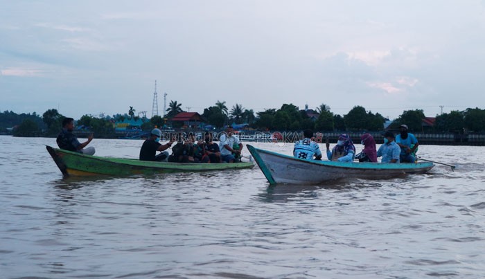 TRANSPOSTASI SUNGAI: Bupati Berau, Sri Juniarsih, bersama wakil bupati, Gamalis, saat menggunakan ketinting dalam satu kegiatan, kemarin (5/4). Keselamatan dan kenyamanan penumpang pun jadi perhatian serius Gamalis.