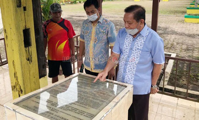 IDENTIFIKASI: Ketua DPRD Kaltim, Makmur HAPK, bersama Kasi Perencanaan Bina Marga Dinas PU Provinsi Kaltim, Rahmat Ramadhan, mengunjungi beberapa tempat bersejarah di Kabupaten Berau. Seperti Keraton Sambaliung dan Museum Gunung Tabur, Senin (5/4)