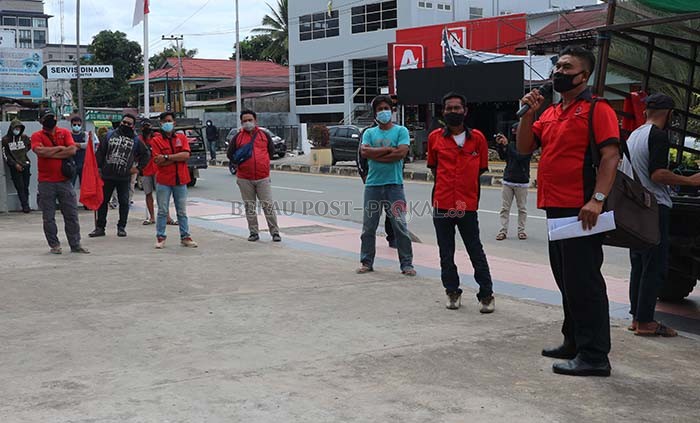TUNTUT PESANGON: Massa dari DPC FBI Berau saat mendatangi kantor BFI Finance, Jalan Pemuda, Tanjung Redeb, kemarin (6/4). Mereka menuntut pembayaran pesangon dua karyawan yang di-PHK.