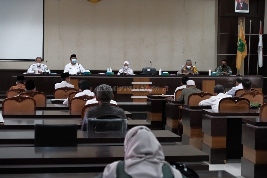 KORDINASI: Bupati Berau, Sri Juniarsih, mengikuti rapat koordinasi bersama Forkopimda mengenai pelaksanaan ibadah Ramadan di tengah pandemi Covid-19, Rabu (7/4).