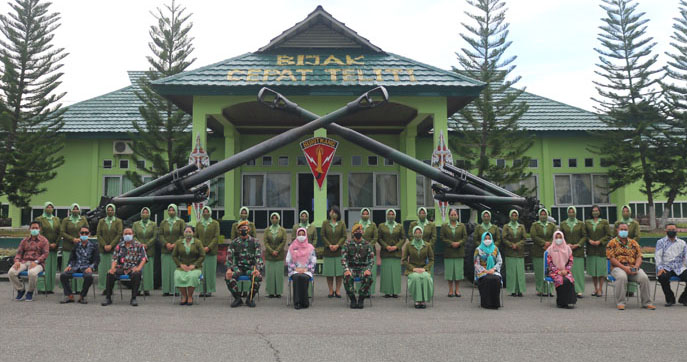 FOTO BERSAMA: Bupati Berau beserta Komandan Batalyon Armed 18/Komposit Mayor Arm Yudhi Ari Irawan dan Ketua Persit Kartika Chandra Kirana Cabang LXI Putri Sayekti Mahanani berfoto bersama usai acara peringatan HUT Ke-75 KCK di Batalyon Armed 18/Komposit,