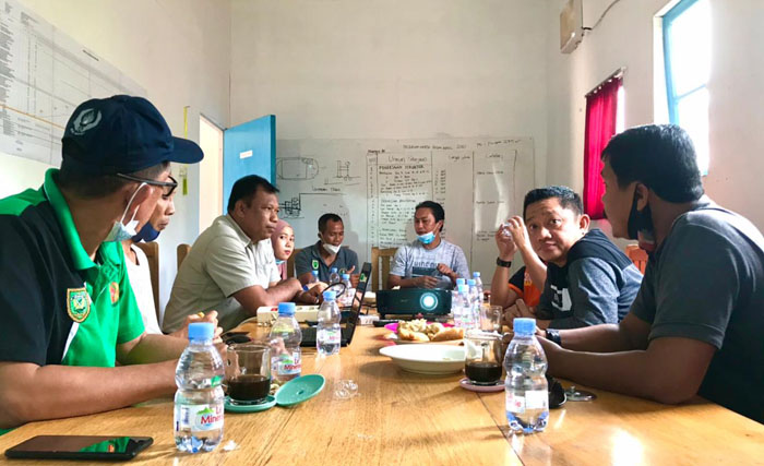 DISKUSI: Jajaran KONI Berau bersama tim PPK DPUPR melaksanakan rapat membahas  perkembangan pembangunan stadion. Nampak pekerja terus mengebut penyelesaian bagian tribune stadion.