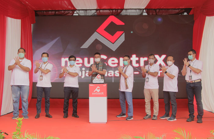 DIRESMIKAN: Direktur Wholesale & International Service Telkom Dian Rachmawan (keempat dari kiri) bersama Executive Vice President Telkom Regional VI Kalimantan Rijanto Utomo (keempat dari kanan), Vice President Wholesale Product & Service Telkom Tri Nugro