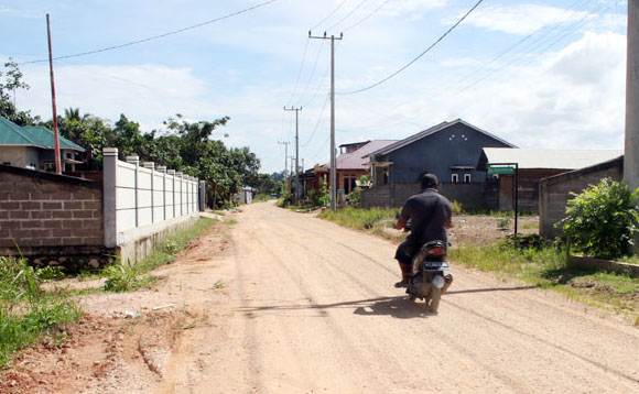 BELUM TERASPAL: Ruas Jalan Perjuangan di Kelurahan Gunung Panjang yang kondisinya belum memadai. Meski begitu, sebagian ruas jalan sudah dilakukan pengaspalan.