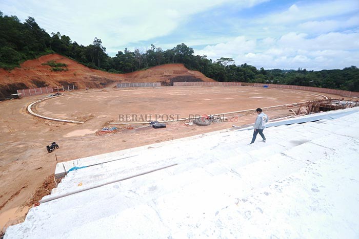 DIGENJOT: Pembangunan Stadion Olympic Mini di Teluk Bayur terus berproses. Namun KONI menganggap ukuran lapangan kurang maksimal.