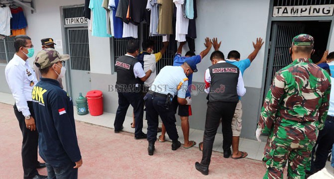 RAZIA RUTIN: Kepala Rutan Puang Dirham saat memimpin razia terhadap warga binaan, beberapa waktu lalu.