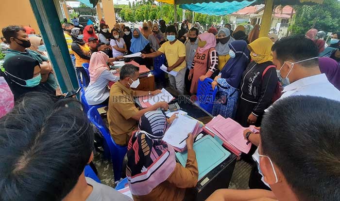 BERKERUMUN: Ratusan pelaku UMKM mengantre, mendaftar untuk menerima BLT Banpres.
