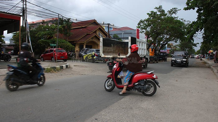 KAWASAN PADAT: Jalan Murjani II termasuk simpang Jalan Teuku Umar menjadi titik jalan yang cukup padat sehingga rawan terjadi kecelakaan lalu lintas.